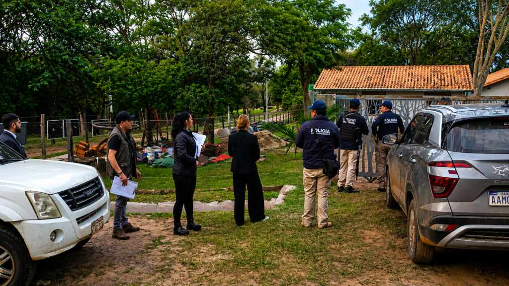 Policías e investigadores durante el allanamiento de una vivienda en Itatí. Mbocayaty.