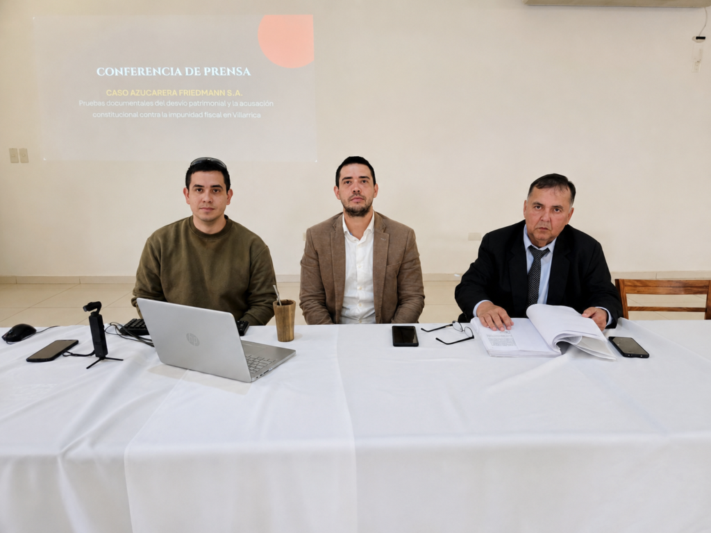 David Montenegro, Iván Montenegro y el abogado Pedro Rodolfo Mendoza durante una conferencia de prensa sobre Azucarera Friedmann SA.
