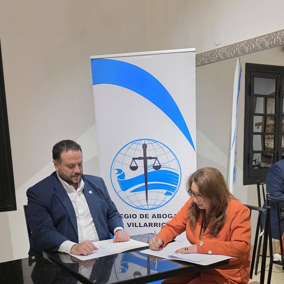 Representantes de los colegios de abogados de Villarrica y Alto Paraná firman el convenio de medias becas para estudiar en la UBA.