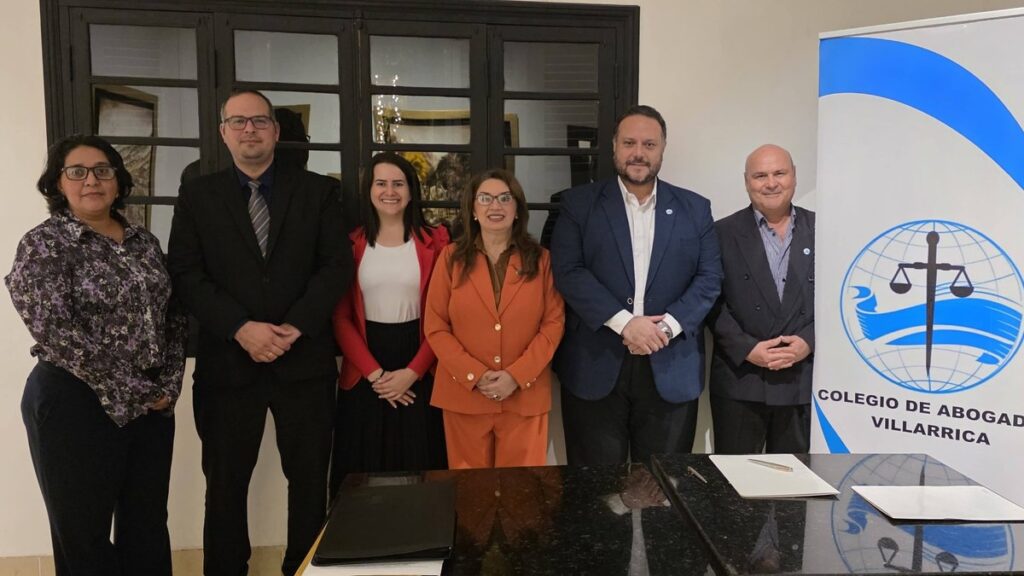 Integrantes de los colegios de abogados de Villarrica y Alto Paraná tras la renovación del convenio de medias becas para estudiar en la UBA.