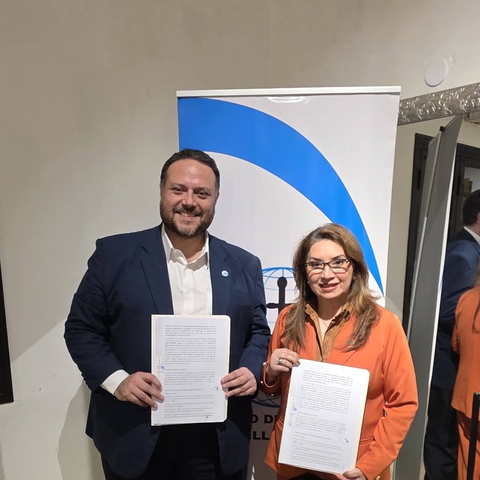 Representantes de los colegios de abogados de Villarrica y Alto Paraná exhiben los documentos del convenio de medias becas.