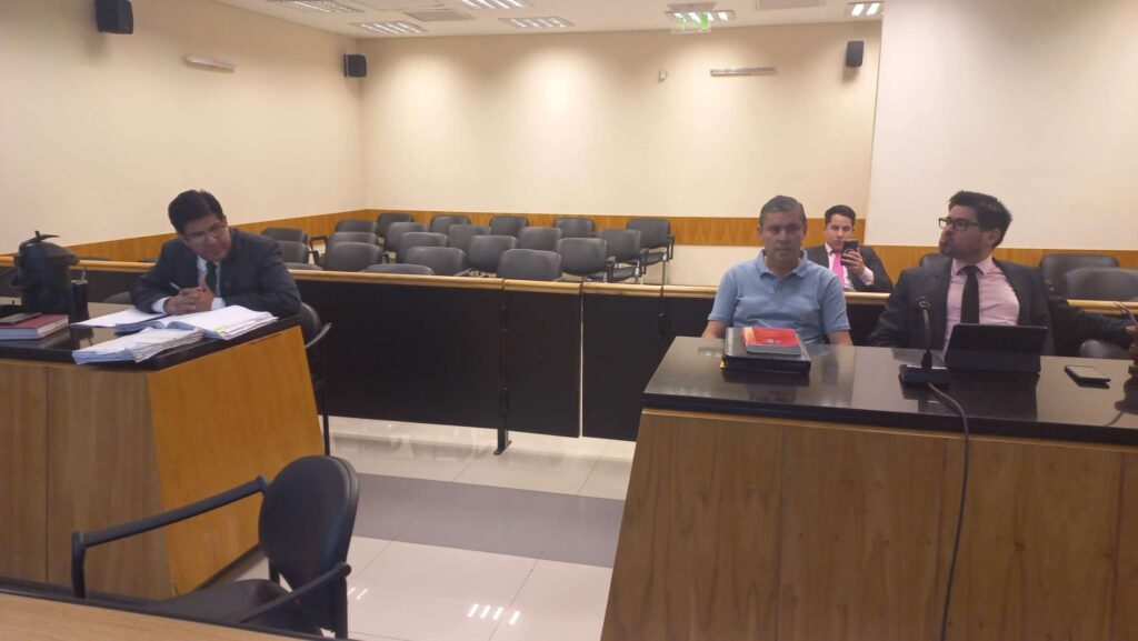 Vista de la sala de juicios con Carlos Aguilera y el fiscal Osvaldo Mora antes de la audiencia.
