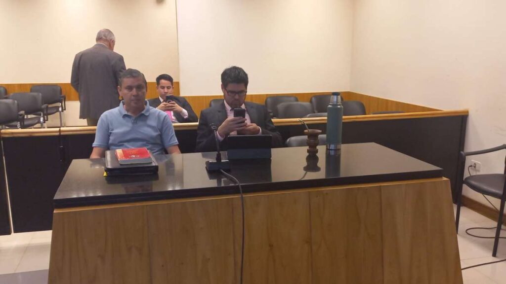 Carlos Aguilera en la sala de juicios de Villarrica antes del juicio oral por denuncia falsa.