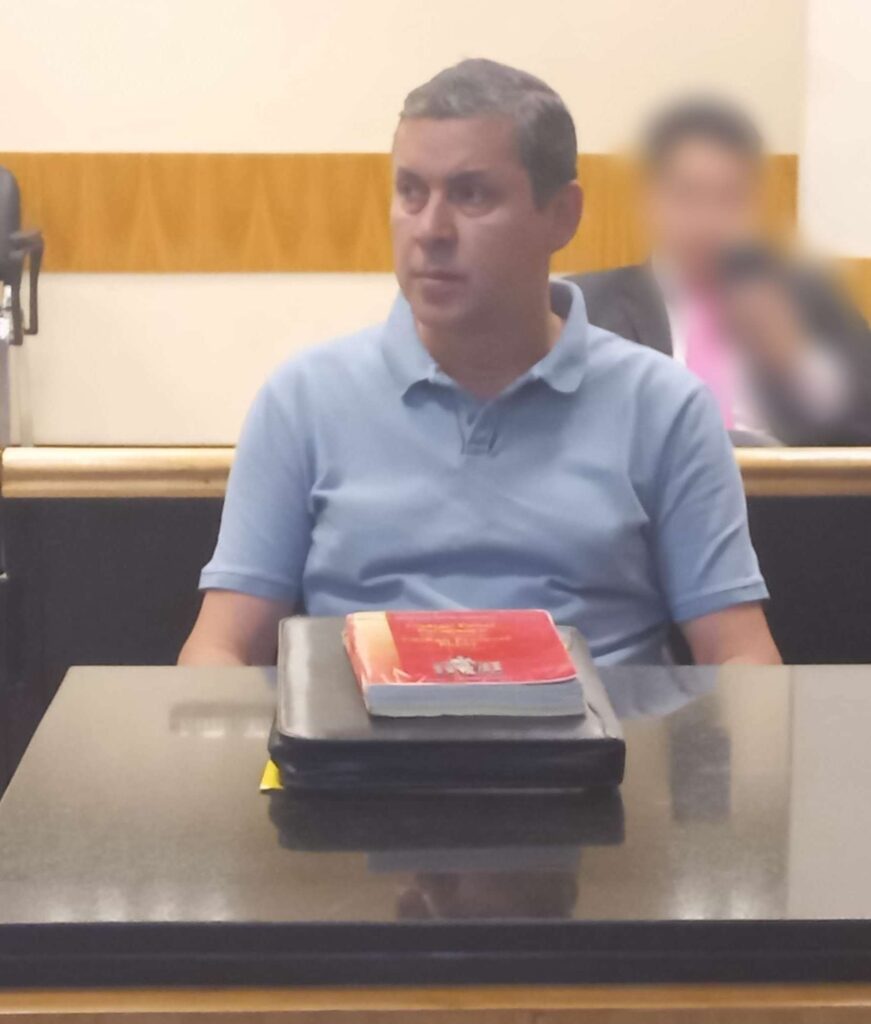Carlos Aguilera aguardando el inicio del juicio oral por denuncia falsa en Villarrica.