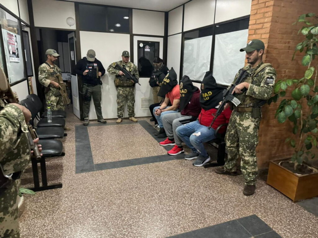 Cinco detenidos durante la operación Relaed-Guairá bajo custodia de agentes de la Senad en Villarrica.