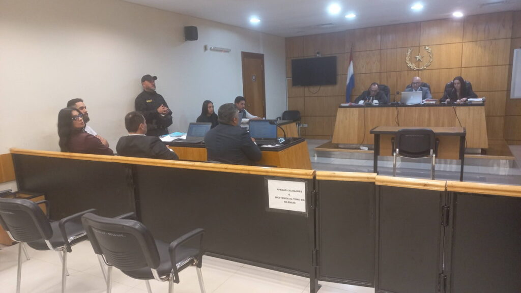 Tribunal de Sentencia durante el inicio del juicio oral a Tatiana Hanzon y César Benítez en el Palacio de Justicia de Villarrica.