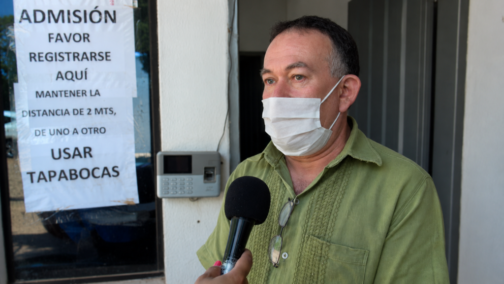 Mario Fernández Candia durante una entrevista frente al área de Admisión del Hospital Regional de Villarrica