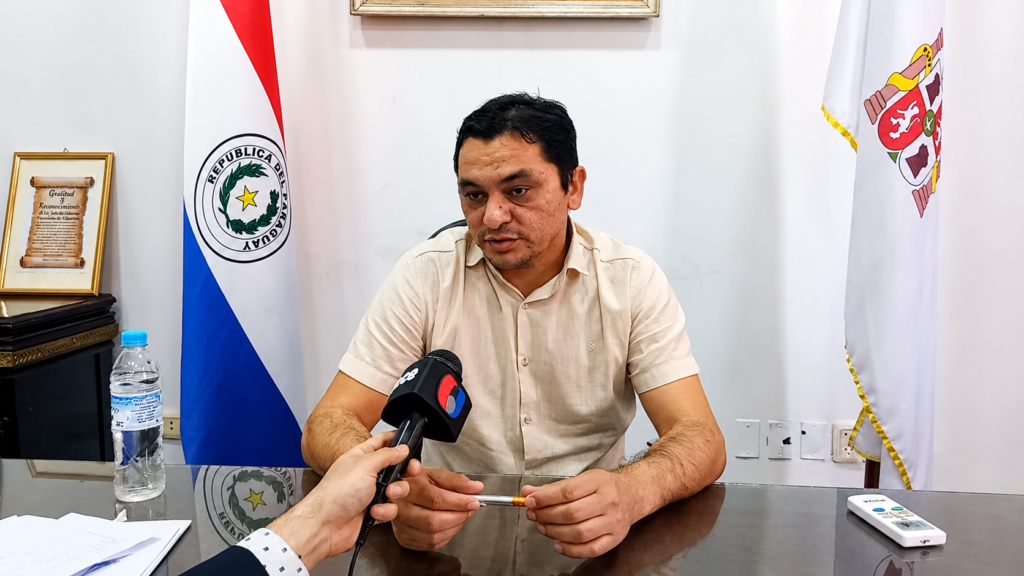 Ovidio Cuevas responde preguntas de Gastón Ortiz durante una entrevista en la Intendencia de Villarrica.