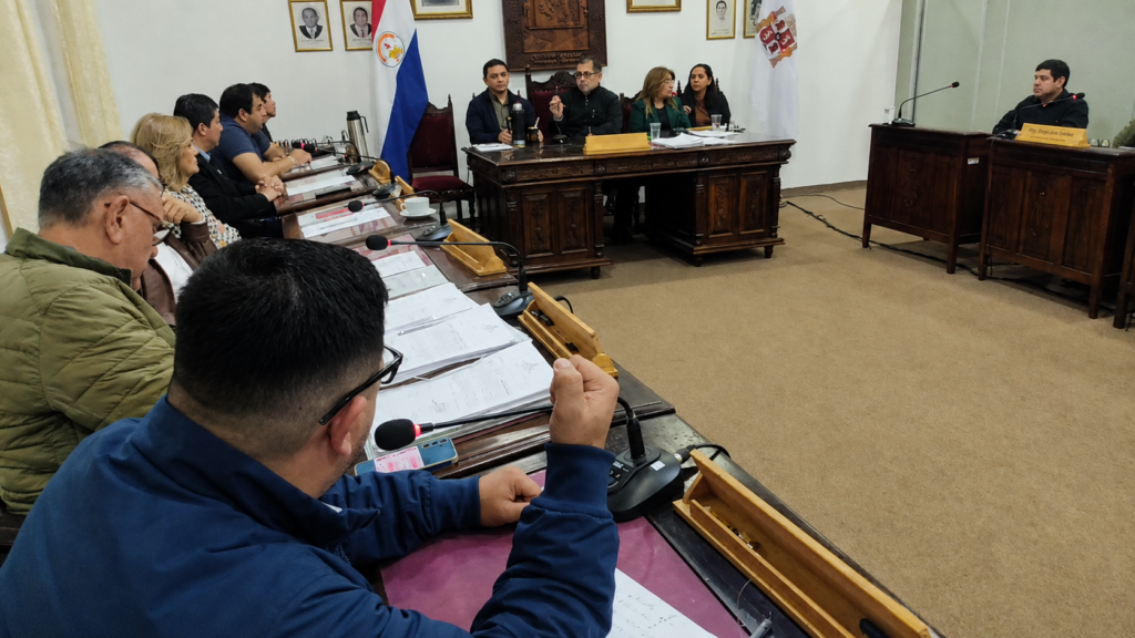 Concejales participan de la sesión de la Junta Municipal de Villarrica en la que se definió la designación de Ovidio Cuevas.