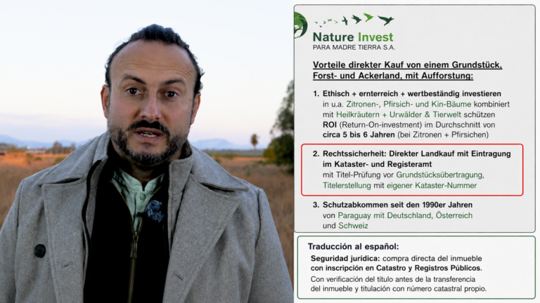 Benedikt Michale con un recorte del folleto de Nature Invest sobre compra directa y titulación de terrenos.